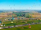 - Photo réf. E128581 - Lorraine Mondial Air Ballons 2013 : Vol du Jeudi 1 Aot le matin lors du Record Mondial de Dcollage en Ligne. (The Great Line, In-line Mass Ascent)