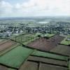 Photos aériennes de "champs" - Photo réf. 042785 - La ville entoure de champs cultivs.