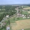 Photos aériennes de "loue" - Photo réf. 15362 - Sur la rive gauche de la Loue, le village s'etire de chaque ct de la D 472.