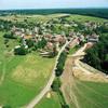 Photos aériennes de "Doubs" - Photo réf. 16404 - Sur le revers occidental d'un coteau, entre la rive gauche du Doubs et la fort de Chaux, le village offre un cadre de vie agrable.