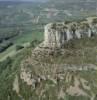 Photos aériennes de "roche" - Photo réf. 21050 - La fameuse roche, escarpement calcaire, qui abrite le site prhistorique du Crt du Charnier.