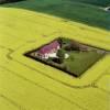Photos aériennes de "champs" - Photo réf. 26992 - Une proprit au milieu des champs de colza.