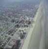 Photos aériennes de "plage" - Photo réf. 47676 - Une digue-promenade borde la plage de sable qui court jusqu' La Panne, en Belgique.