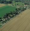 Photos aériennes de "champs" - Photo réf. 57245 - Aligne le long de la route et face aux champs, une range de maison.
