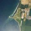Photos aériennes de "pointe" - Photo réf. N029198 - La Pointe du Hoc, situe sur la commune de Cricqueville-en-Bessin (Calvados), fut lgue aux Etats-Unis en 1979 en reconnaissance aux soldats tus lors de la deuxime guerre mondiale.