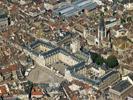 Photos aériennes de "Place" - Photo réf. T049744 - La place de la Libration et la mairie de Dijon (Cte-d'Or) installe dans le Palais des Ducs de Bourgogne. La tour Philippe Le Bon domine la ville.