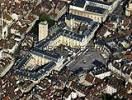 Photos aériennes de "Place" - Photo réf. T049771 -  La place de la Libration et la mairie installe dans le Palais des Ducs de Bourgogne. La tour Philippe Le Bon domine la ville.