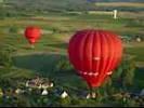 Photos aériennes de "montgolfiere" - Photo réf. T055238 - Deux montgolfires aux alentours du chteau de Chenonceau (Indre-et-Loire).