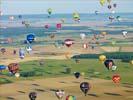 Photos aériennes de "montgolfiere" - Photo réf. U091669 - Dimanche 26-07-2009 : Vol du Record du Monde de Dcollage en Ligne : 329 Montgolfires.