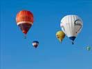 Photos aériennes de "montgolfiere" - Photo réf. U091680 - Dimanche 26-07-2009 : Vol du Record du Monde de Dcollage en Ligne : 329 Montgolfires.