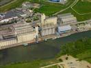 Photos aériennes de "silo" - Photo réf. U103796 - Les pniches viennent prendre leur chargement au pied des immenses silos du Nouveau Port de Metz en Moselle.