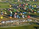 Photos aériennes de "LMAB" - Photo réf. E128463 - Lorraine Mondial Air Ballons 2013 : Vol du Mercredi 31 Juillet le soir lors du Record Mondial de Dcollage en Masse. (Greatest Mass Ascent)