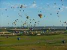 Photos aériennes de "montgolfiere" - Photo réf. E128499 - Lorraine Mondial Air Ballons 2013 : Vol du Mercredi 31 Juillet le soir lors du Record Mondial de Dcollage en Masse. (Greatest Mass Ascent)