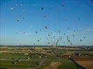 Photos aériennes de "montgolfiere" - Photo réf. E128516 - Lorraine Mondial Air Ballons 2013 : Vol du Mercredi 31 Juillet le soir lors du Record Mondial de Dcollage en Masse. (Greatest Mass Ascent)
