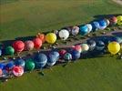 Photos aériennes de "montgolfiere" - Photo réf. E128560 - Lorraine Mondial Air Ballons 2013 : Vol du Jeudi 1 Aot le matin lors du Record Mondial de Dcollage en Ligne. (The Great Line, In-line Mass Ascent)