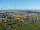 Photos aériennes de "montgolfiere" - Photo réf. E128582 - Lorraine Mondial Air Ballons 2013 : Vol du Jeudi 1 Aot le matin lors du Record Mondial de Dcollage en Ligne. (The Great Line, In-line Mass Ascent)