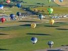 Photos aériennes de "montgolfiere" - Photo réf. E128584 - Lorraine Mondial Air Ballons 2013 : Vol du Jeudi 1 Aot le matin lors du Record Mondial de Dcollage en Ligne. (The Great Line, In-line Mass Ascent)