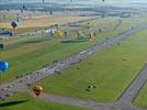 Photos aériennes de "montgolfiere" - Photo réf. E128607 - Lorraine Mondial Air Ballons 2013 : Vol du Jeudi 1 Aot le matin lors du Record Mondial de Dcollage en Ligne. (The Great Line, In-line Mass Ascent)