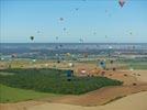 Photos aériennes de "montgolfiere" - Photo réf. E128620 - Lorraine Mondial Air Ballons 2013 : Vol du Jeudi 1 Aot le matin lors du Record Mondial de Dcollage en Ligne. (The Great Line, In-line Mass Ascent)