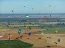 Photos aériennes de "montgolfiere" - Photo réf. E128621 - Lorraine Mondial Air Ballons 2013 : Vol du Jeudi 1 Aot le matin lors du Record Mondial de Dcollage en Ligne. (The Great Line, In-line Mass Ascent)