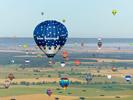 Photos aériennes de "montgolfiere" - Photo réf. E128622 - Lorraine Mondial Air Ballons 2013 : Vol du Jeudi 1 Aot le matin lors du Record Mondial de Dcollage en Ligne. (The Great Line, In-line Mass Ascent)