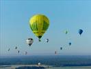 Photos aériennes de "montgolfiere" - Photo réf. E128632 - Lorraine Mondial Air Ballons 2013 : Vol du Jeudi 1 Aot le matin lors du Record Mondial de Dcollage en Ligne. (The Great Line, In-line Mass Ascent)