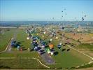 Photos aériennes de "montgolfiere" - Photo réf. E128651 - Lorraine Mondial Air Ballons 2013 : Vol du Jeudi 1 Aot le matin lors du Record Mondial de Dcollage en Ligne. (The Great Line, In-line Mass Ascent)