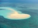 Photos aériennes de "blanc" - Photo réf. E143555 - L'Ilot de sable blanc entour d'eau bleu paradisiaque