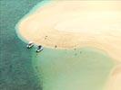 Photos aériennes de "blanc" - Photo réf. E143556 - L'Ilot de sable blanc entour d'eau bleu paradisiaque