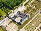 Photos aériennes de "francaise" - Photo réf. E151481 - Les jardins  la Franaise du Chteau de Villandry sont remarquables.
