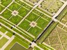 Photos aériennes de "francaise" - Photo réf. E151486 - Les jardins  la Franaise du Chteau de Villandry sont remarquables.