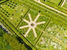 Photos aériennes de "francaise" - Photo réf. E151488 - Les jardins  la Franaise du Chteau de Villandry sont remarquables.