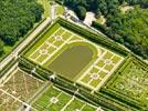 Photos aériennes de "francaise" - Photo réf. E151489 - Les jardins  la Franaise du Chteau de Villandry sont remarquables.