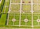 Photos aériennes de "francaise" - Photo réf. E151493 - Les jardins  la Franaise du Chteau de Villandry sont remarquables.