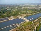 Photos aériennes de "photovoltaique" - Photo réf. E153227 - Le barrage et cluse de Beaucaire / Tarascon et le parc photovoltaque.