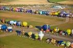 Photos aériennes de "montgolfiere" - Photo réf. C157840 - Lorraine Mondial Air Ballons 2015 : Vol du Dimanche 26 Juillet le matin lors du Record Mondial de Dcollage en Ligne. (The Great Line, In-line Mass Ascent)