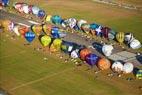 Photos aériennes de "montgolfiere" - Photo réf. C157846 - Lorraine Mondial Air Ballons 2015 : Vol du Dimanche 26 Juillet le matin lors du Record Mondial de Dcollage en Ligne. (The Great Line, In-line Mass Ascent)