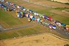 Photos aériennes de "montgolfiere" - Photo réf. C157850 - Lorraine Mondial Air Ballons 2015 : Vol du Dimanche 26 Juillet le matin lors du Record Mondial de Dcollage en Ligne. (The Great Line, In-line Mass Ascent)