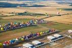 Photos aériennes de "montgolfiere" - Photo réf. C157855 - Lorraine Mondial Air Ballons 2015 : Vol du Dimanche 26 Juillet le matin lors du Record Mondial de Dcollage en Ligne. (The Great Line, In-line Mass Ascent)