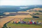 Photos aériennes de "montgolfiere" - Photo réf. C157856 - Lorraine Mondial Air Ballons 2015 : Vol du Dimanche 26 Juillet le matin lors du Record Mondial de Dcollage en Ligne. (The Great Line, In-line Mass Ascent)