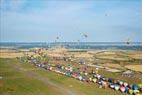 Photos aériennes de "montgolfiere" - Photo réf. C157859 - Lorraine Mondial Air Ballons 2015 : Vol du Dimanche 26 Juillet le matin lors du Record Mondial de Dcollage en Ligne. (The Great Line, In-line Mass Ascent)