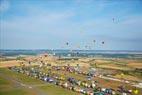 Photos aériennes de "montgolfiere" - Photo réf. C157861 - Lorraine Mondial Air Ballons 2015 : Vol du Dimanche 26 Juillet le matin lors du Record Mondial de Dcollage en Ligne. (The Great Line, In-line Mass Ascent)