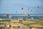 Photos aériennes de "montgolfiere" - Photo réf. C157863 - Lorraine Mondial Air Ballons 2015 : Vol du Dimanche 26 Juillet le matin lors du Record Mondial de Dcollage en Ligne. (The Great Line, In-line Mass Ascent)