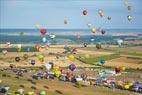 Photos aériennes de "montgolfiere" - Photo réf. C157864 - Lorraine Mondial Air Ballons 2015 : Vol du Dimanche 26 Juillet le matin lors du Record Mondial de Dcollage en Ligne. (The Great Line, In-line Mass Ascent)