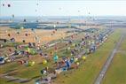 Photos aériennes de "montgolfiere" - Photo réf. C157869 - Lorraine Mondial Air Ballons 2015 : Vol du Dimanche 26 Juillet le matin lors du Record Mondial de Dcollage en Ligne. (The Great Line, In-line Mass Ascent)