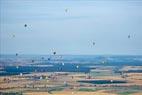 Photos aériennes de "montgolfiere" - Photo réf. C157875 - Lorraine Mondial Air Ballons 2015 : Vol du Dimanche 26 Juillet le matin lors du Record Mondial de Dcollage en Ligne. (The Great Line, In-line Mass Ascent)
