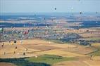 Photos aériennes de "montgolfiere" - Photo réf. C157876 - Lorraine Mondial Air Ballons 2015 : Vol du Dimanche 26 Juillet le matin lors du Record Mondial de Dcollage en Ligne. (The Great Line, In-line Mass Ascent)