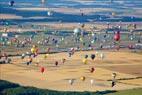 Photos aériennes de "montgolfiere" - Photo réf. C157877 - Lorraine Mondial Air Ballons 2015 : Vol du Dimanche 26 Juillet le matin lors du Record Mondial de Dcollage en Ligne. (The Great Line, In-line Mass Ascent)