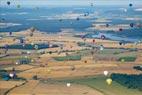Photos aériennes de "montgolfiere" - Photo réf. C157880 - Lorraine Mondial Air Ballons 2015 : Vol du Dimanche 26 Juillet le matin lors du Record Mondial de Dcollage en Ligne. (The Great Line, In-line Mass Ascent)