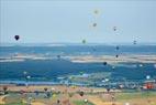 Photos aériennes de "montgolfiere" - Photo réf. C157883 - Lorraine Mondial Air Ballons 2015 : Vol du Dimanche 26 Juillet le matin lors du Record Mondial de Dcollage en Ligne. (The Great Line, In-line Mass Ascent)